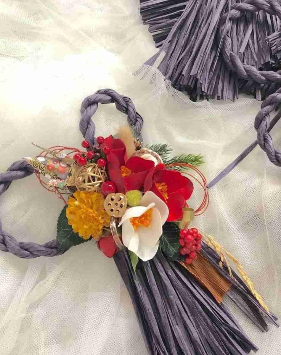 グレーレッドホワイト